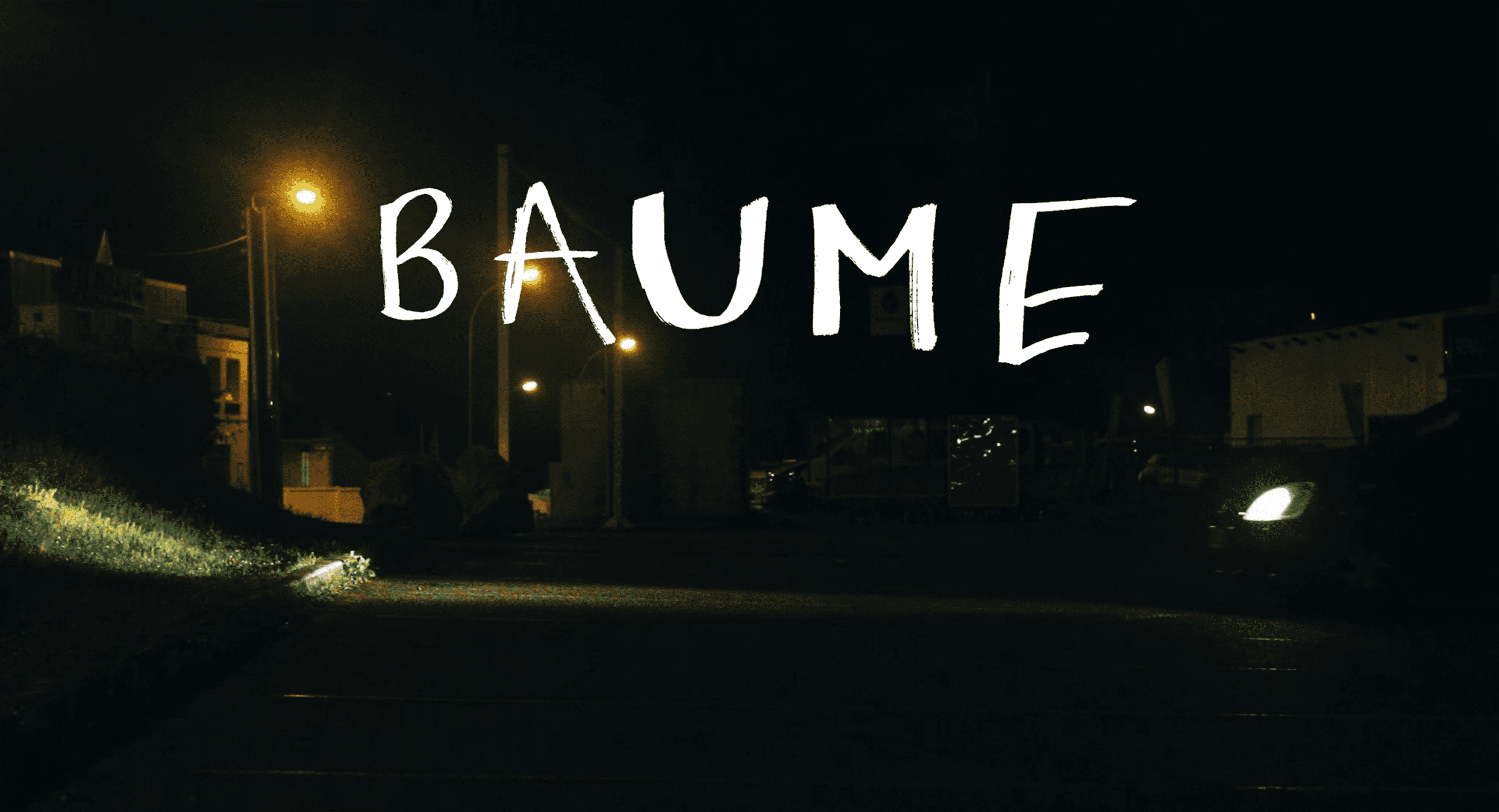 photo en exterieur de nuit, une voiture la droite et en haut est écrit baume