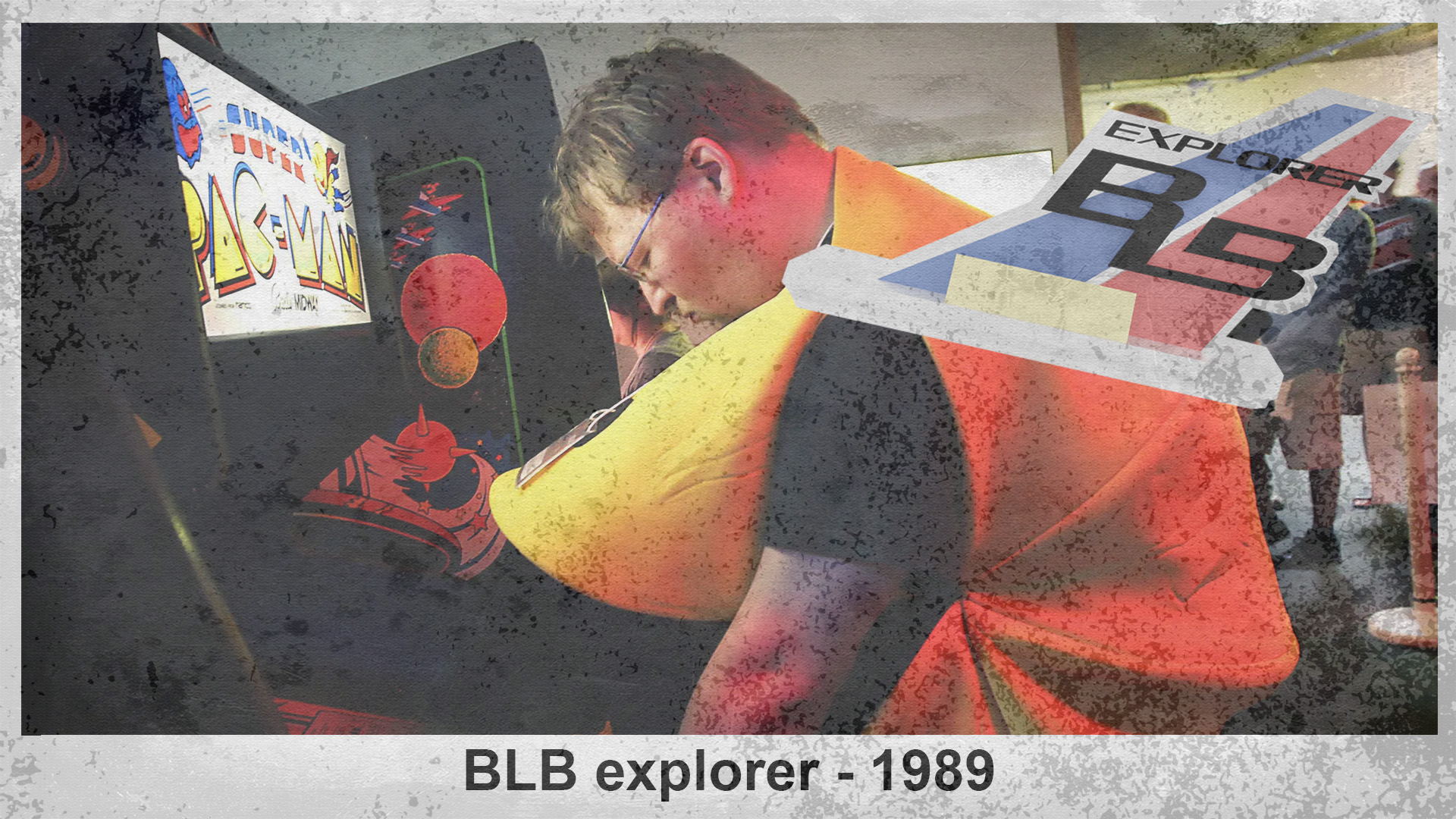 montage d'une photo d'un homme dans une salle d'arcade avec un trophée, le nom de la compéttion liée ainsi que sa date
