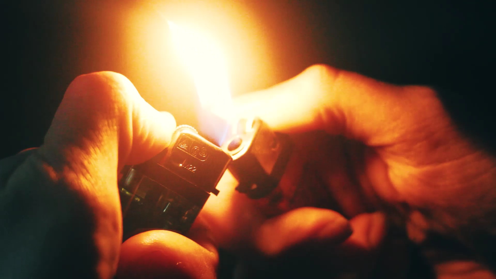 photo de 2 personnes tenant des briquets dont les flammes fusionnent