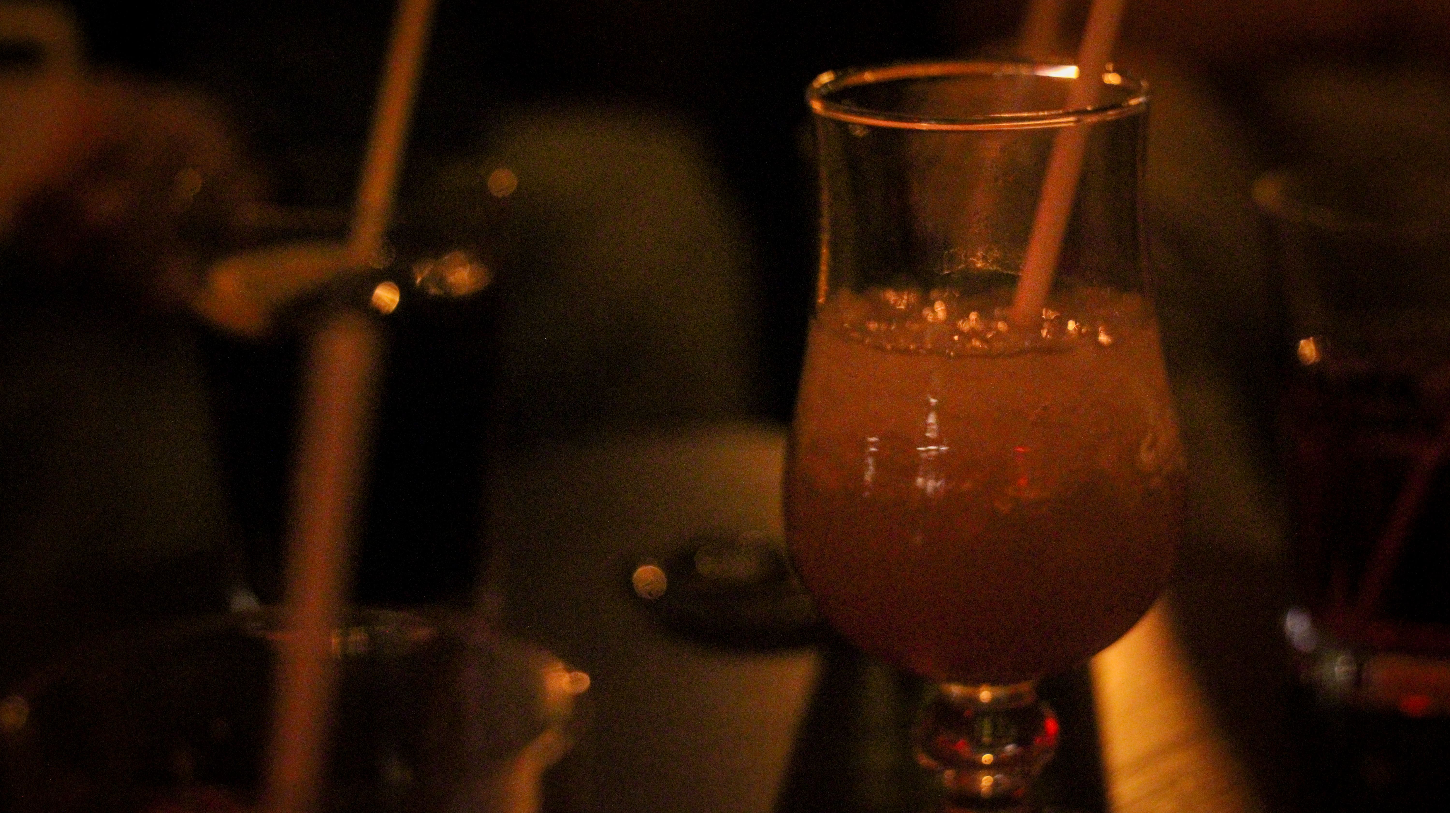 photo d'un cocktail dans un décor sombre et rouge