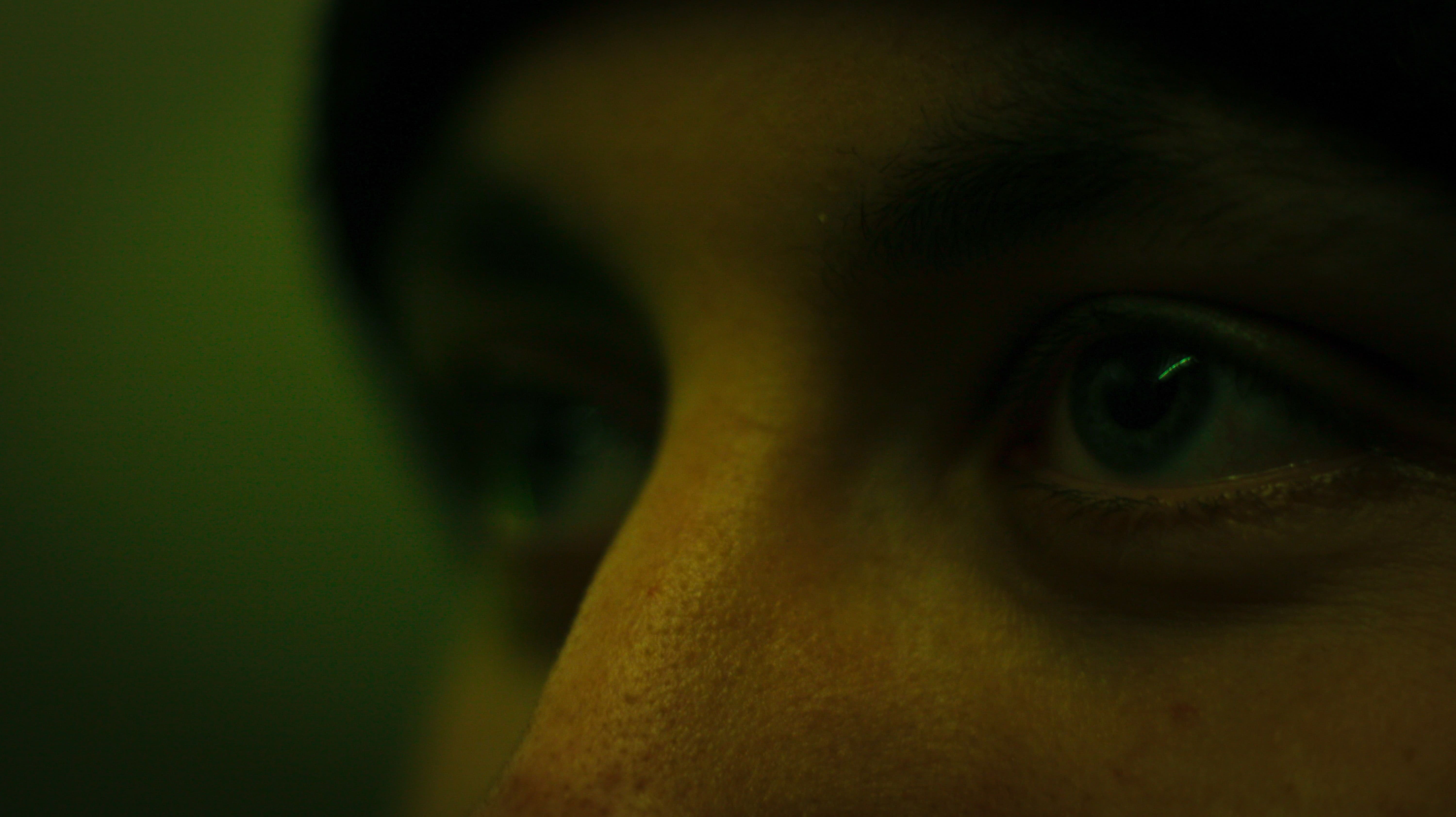 photo en très gros plan des yeux d'un homme