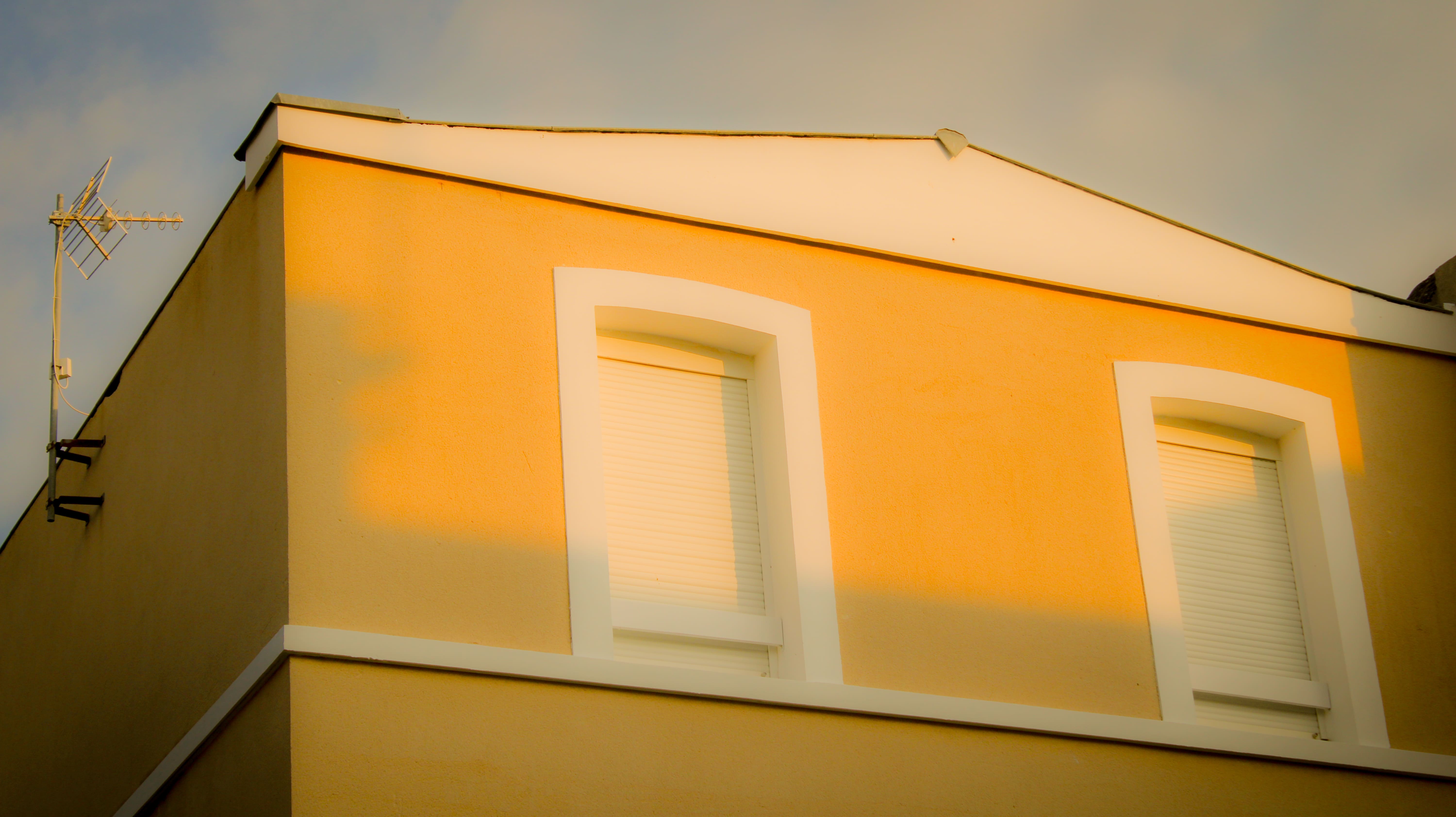 Photo d'une facade maison ensoleillé