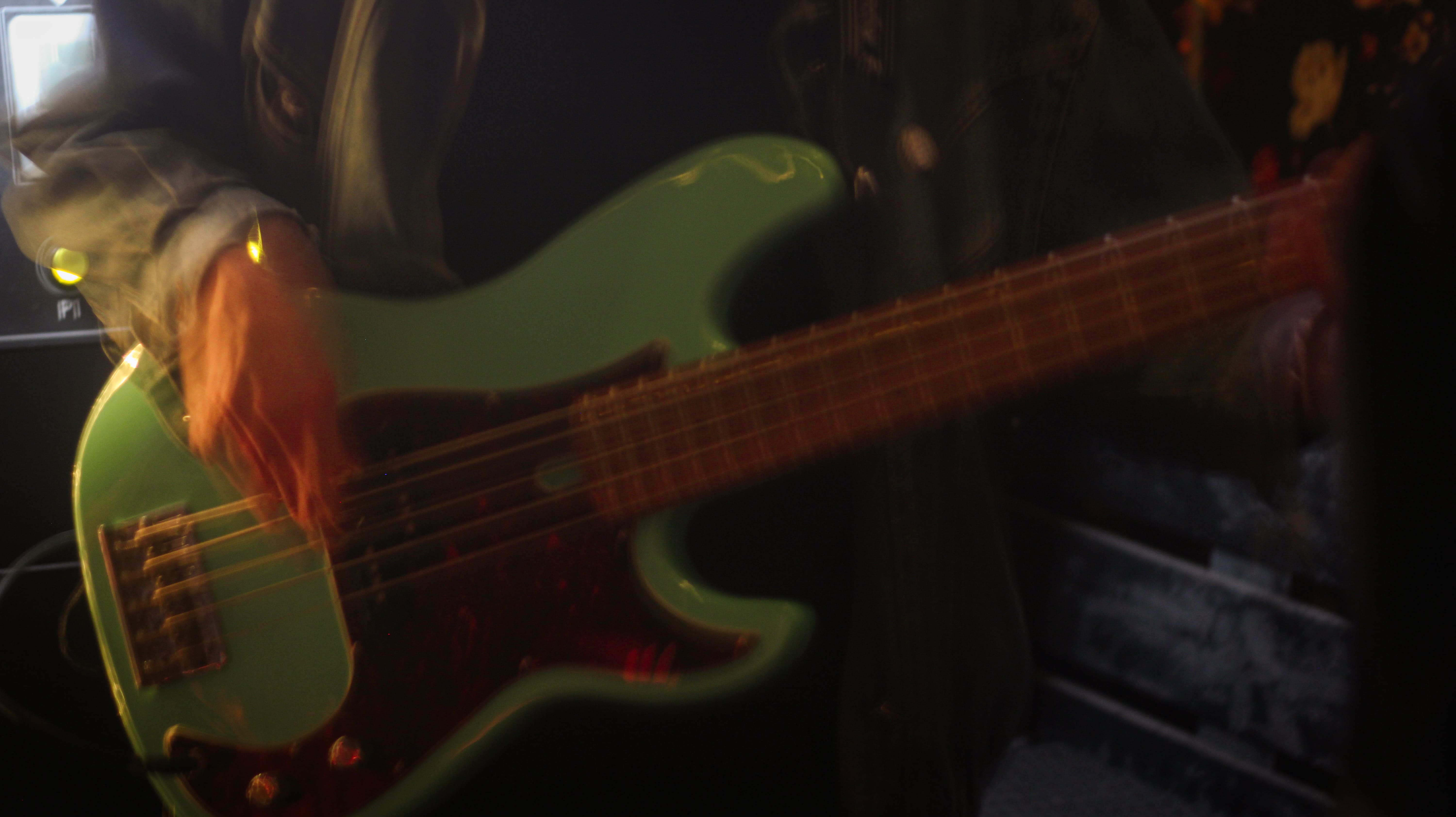 Photo d'une guitare avec du flou de mouvement sur les mains du musiciens