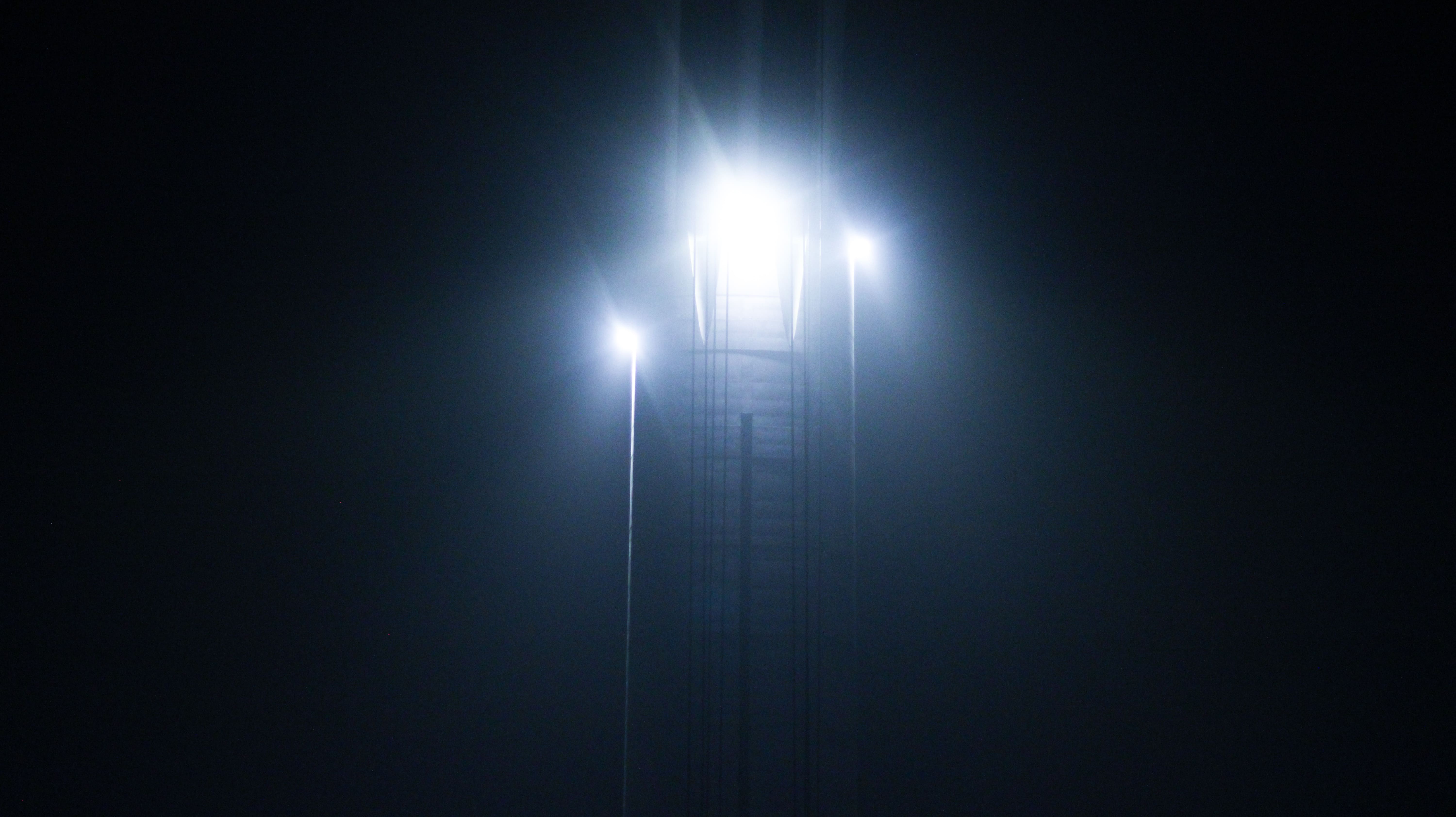 Photo de nuit des lumières en haut d'un grand pont
