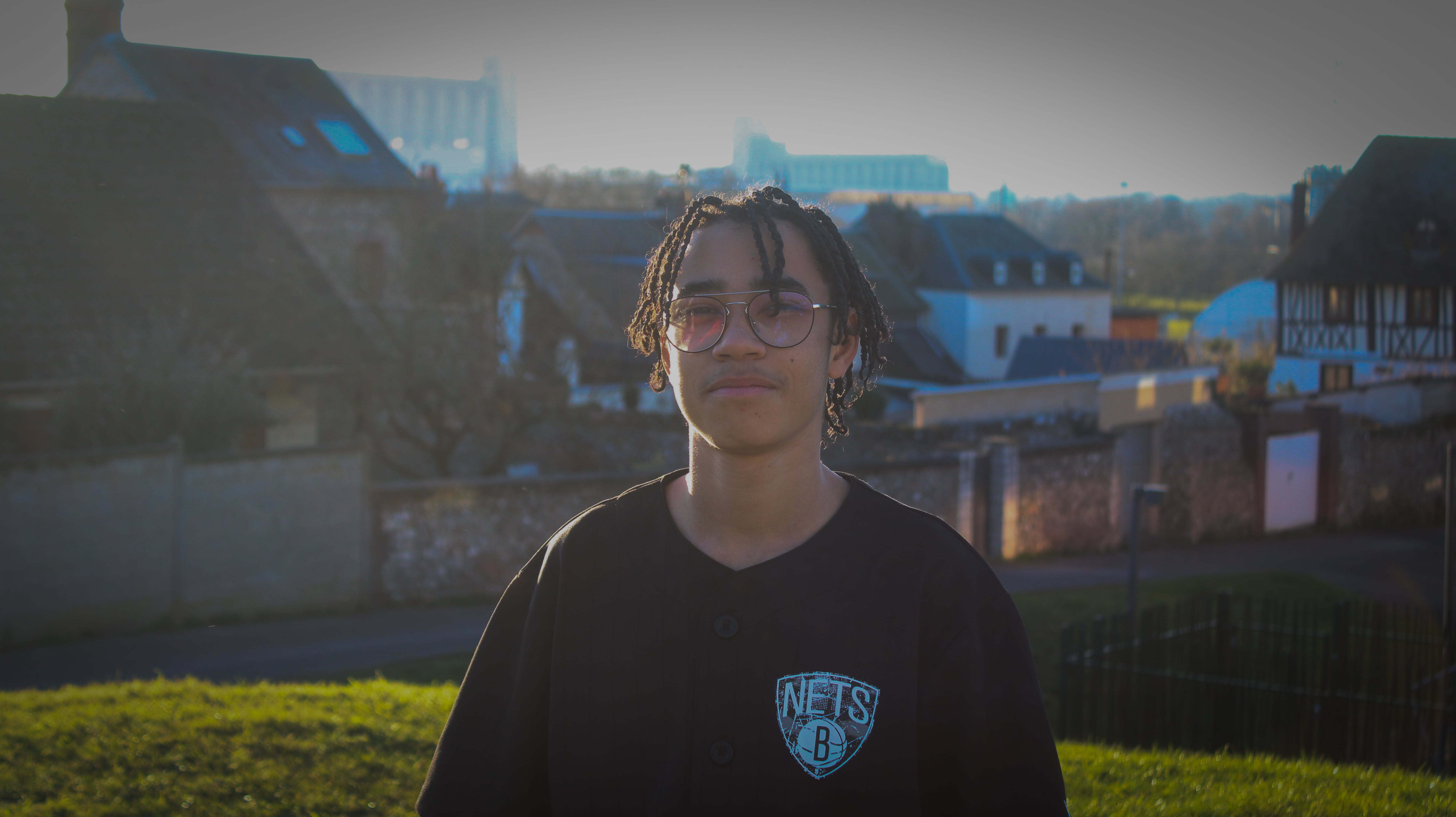 portrait d'un jeune homme de face