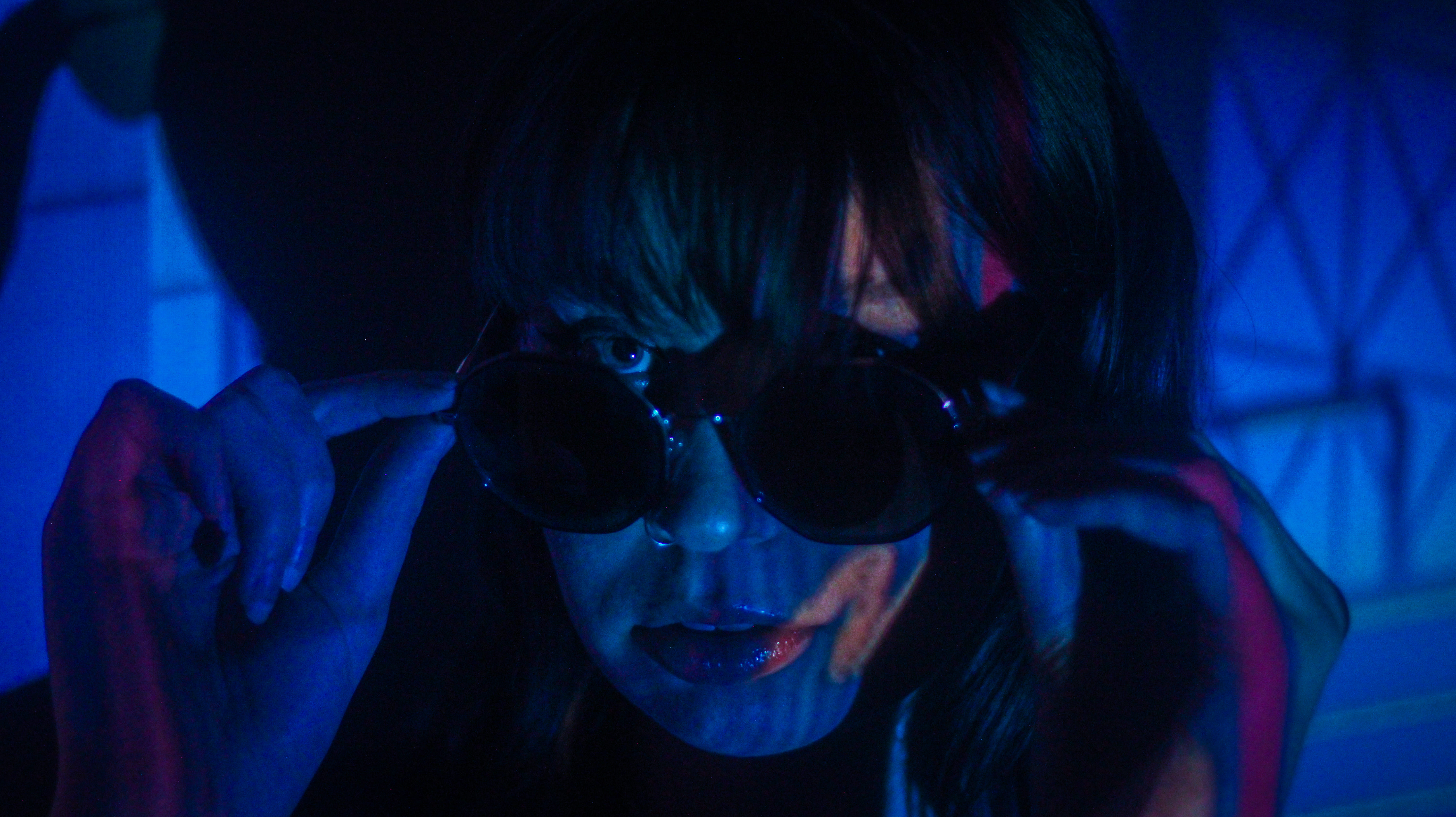 Photo d'une femme mettant des lunettes face à a un projecteur