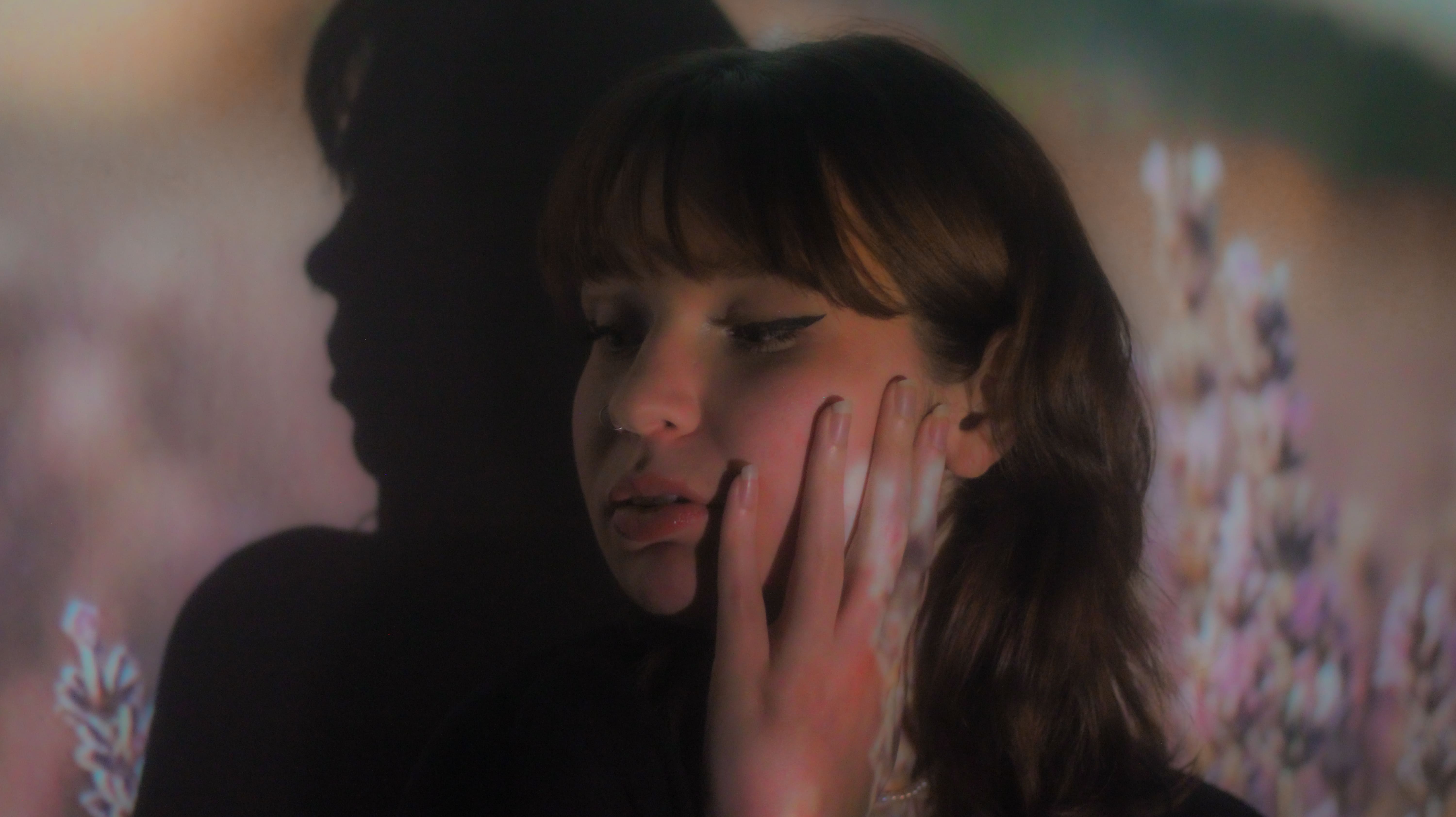 Photo d'une femme dans un décor style dreamcore