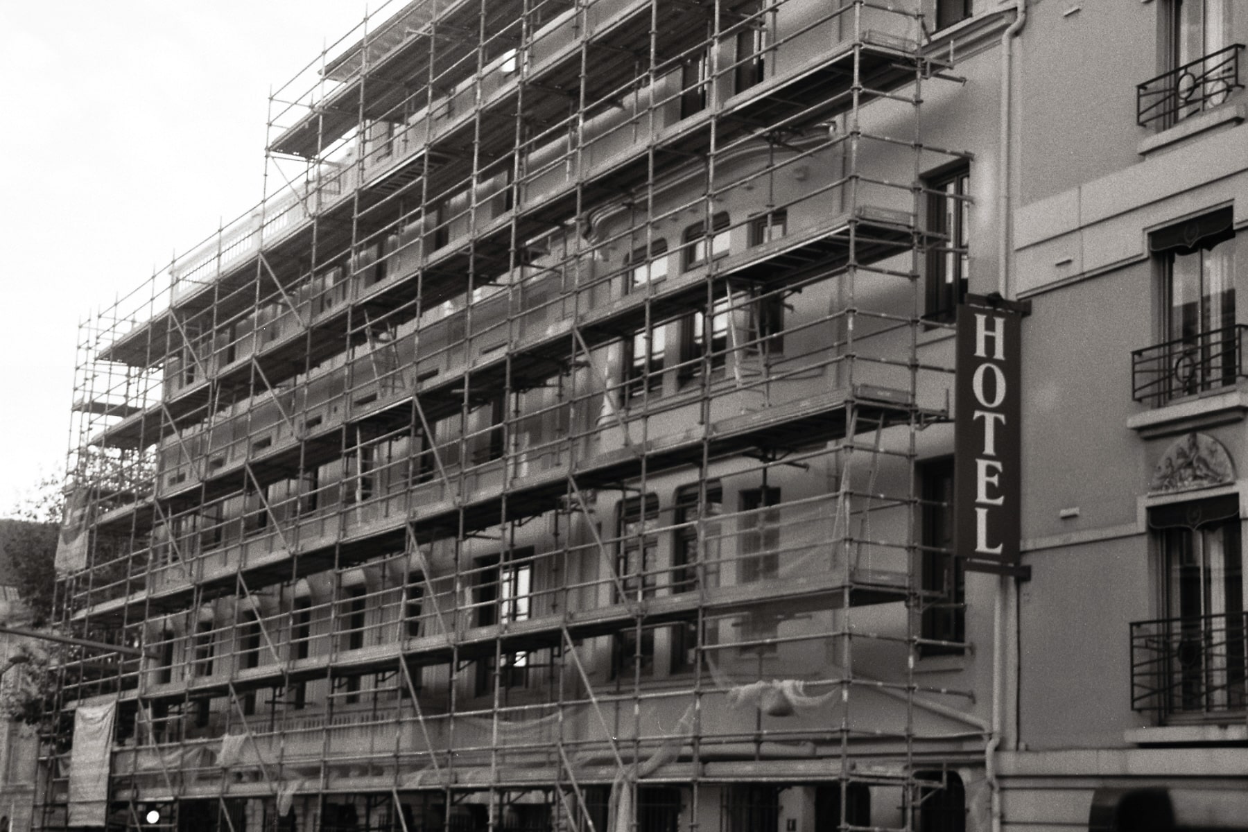 photo d'un échaufaudage contre un hotel