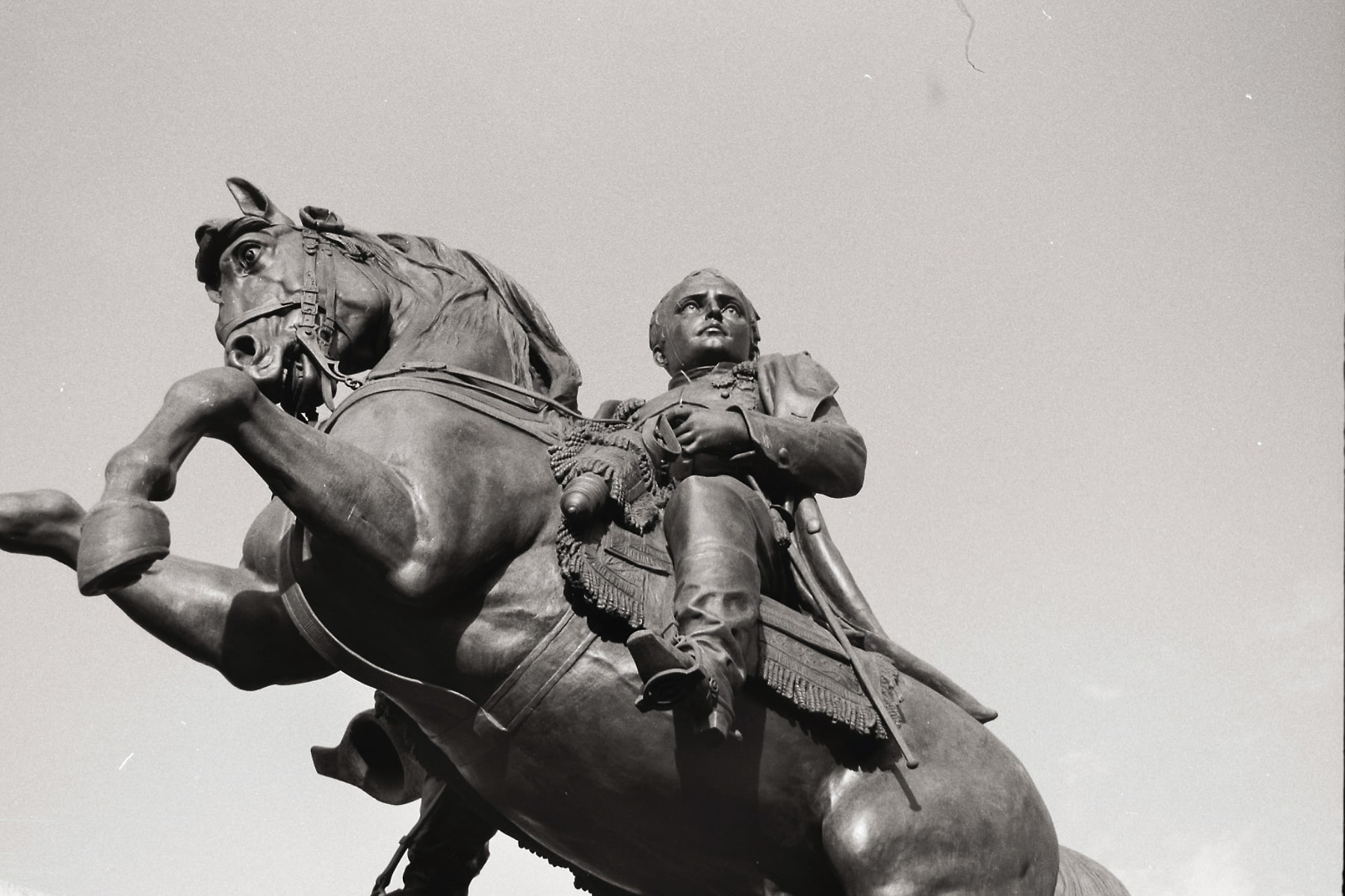photo argentique d'une statue en contre-plongée
